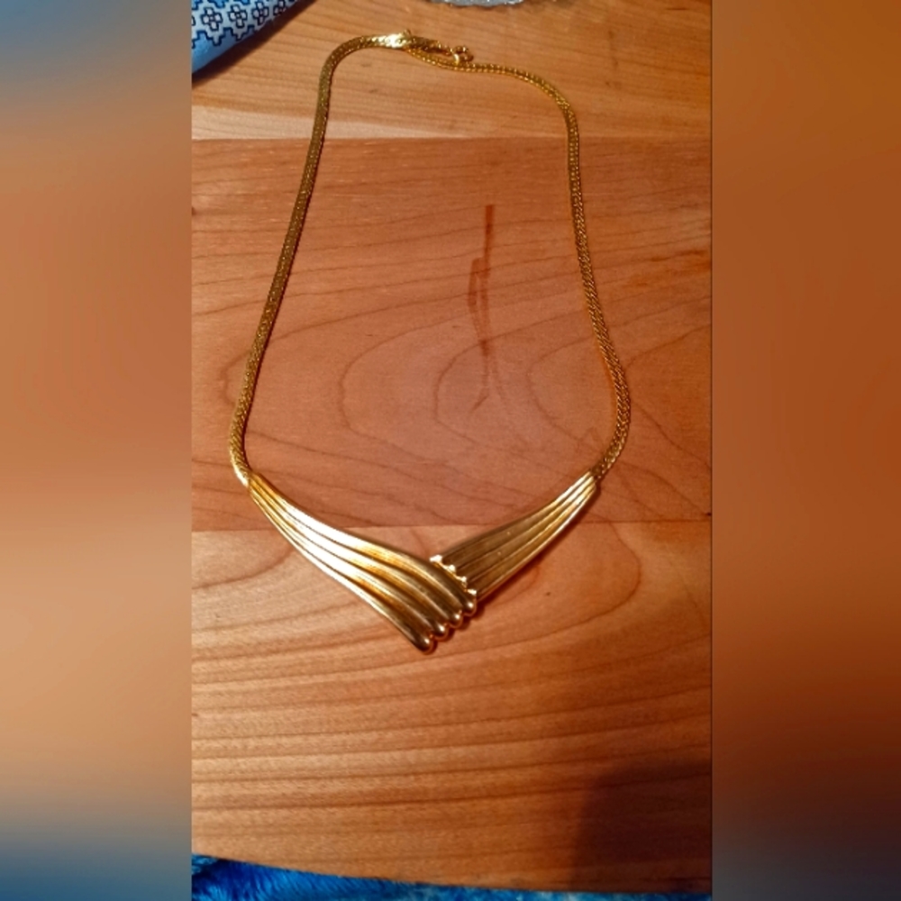 Vintage gold tone necklace